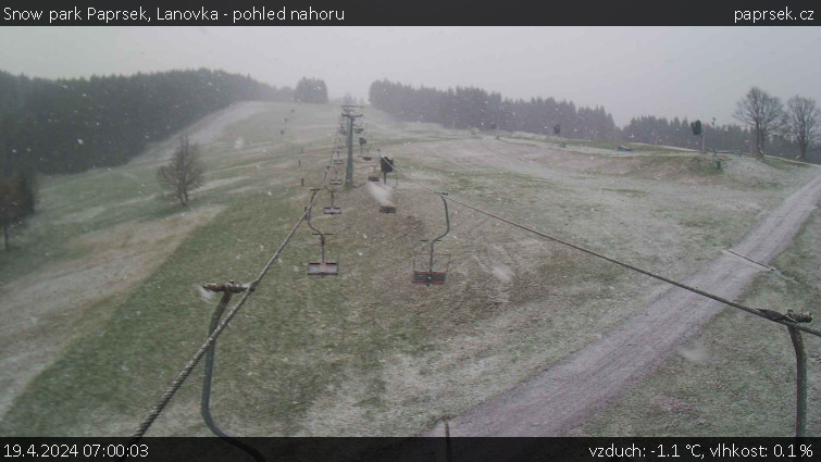 Snow park Paprsek - Lanovka - pohled nahoru - 19.4.2024 v 07:00