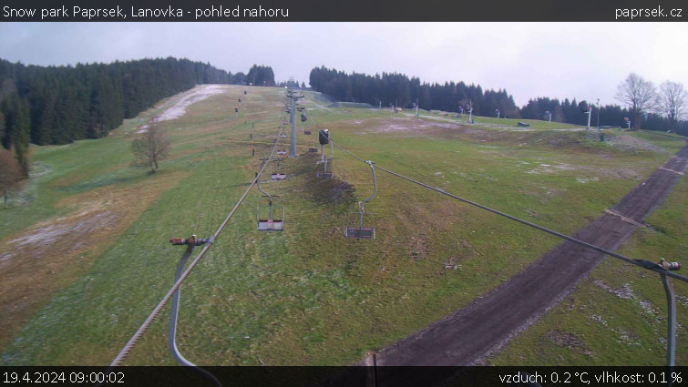 Snow park Paprsek - Lanovka - pohled nahoru - 19.4.2024 v 09:00