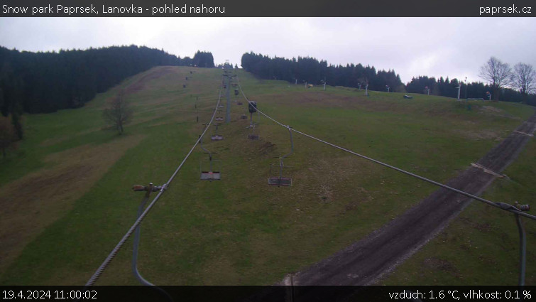 Snow park Paprsek - Lanovka - pohled nahoru - 19.4.2024 v 11:00