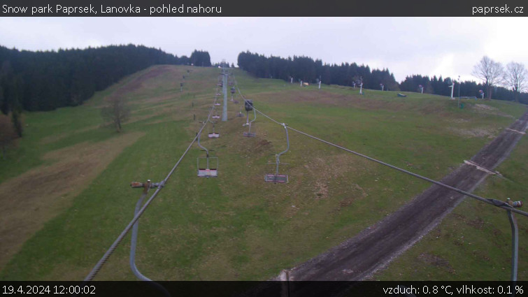 Snow park Paprsek - Lanovka - pohled nahoru - 19.4.2024 v 12:00