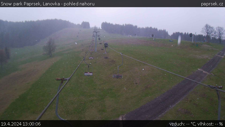 Snow park Paprsek - Lanovka - pohled nahoru - 19.4.2024 v 13:00