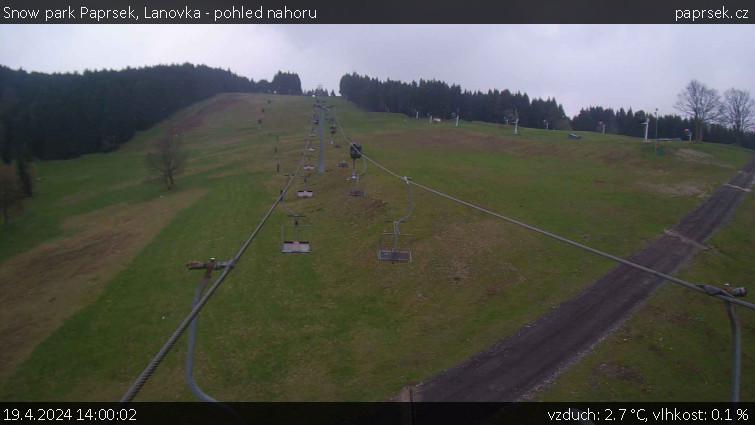 Snow park Paprsek - Lanovka - pohled nahoru - 19.4.2024 v 14:00