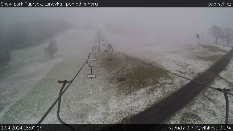 Snow park Paprsek - Lanovka - pohled nahoru - 19.4.2024 v 15:00