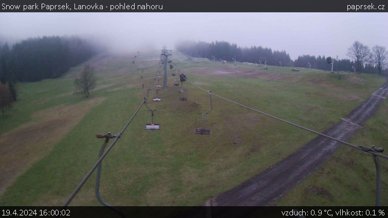 Snow park Paprsek - Lanovka - pohled nahoru - 19.4.2024 v 16:00