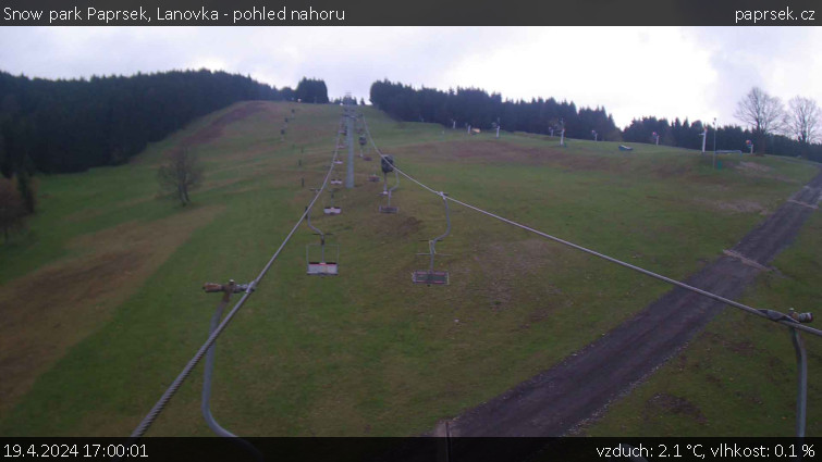 Snow park Paprsek - Lanovka - pohled nahoru - 19.4.2024 v 17:00