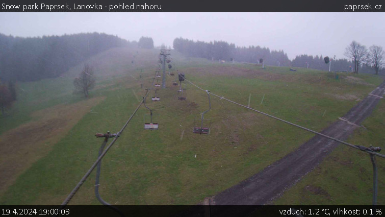 Snow park Paprsek - Lanovka - pohled nahoru - 19.4.2024 v 19:00