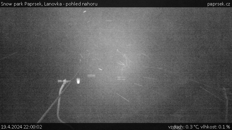 Snow park Paprsek - Lanovka - pohled nahoru - 19.4.2024 v 22:00
