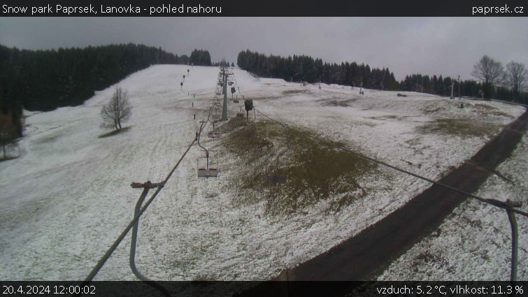 Snow park Paprsek - Lanovka - pohled nahoru - 20.4.2024 v 12:00