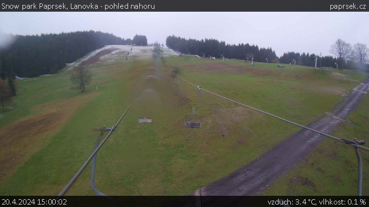 Snow park Paprsek - Lanovka - pohled nahoru - 20.4.2024 v 15:00