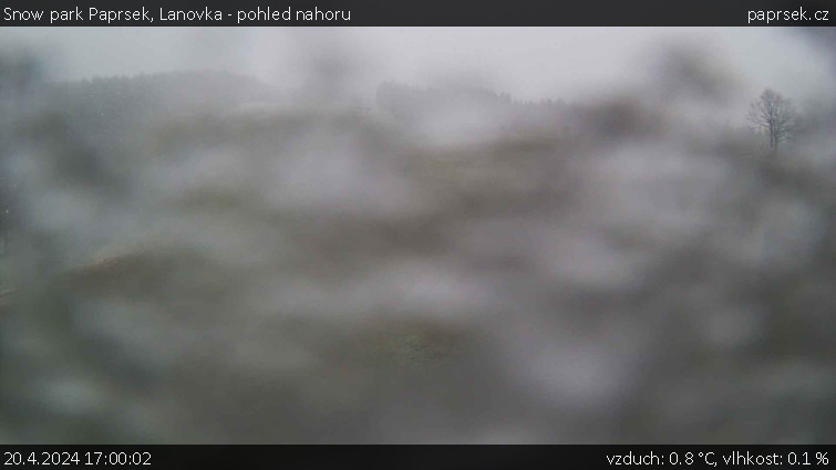 Snow park Paprsek - Lanovka - pohled nahoru - 20.4.2024 v 17:00