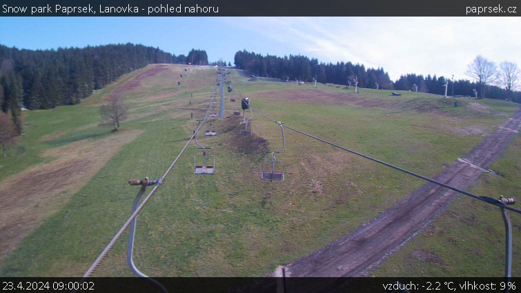 Snow park Paprsek - Lanovka - pohled nahoru - 23.4.2024 v 09:00