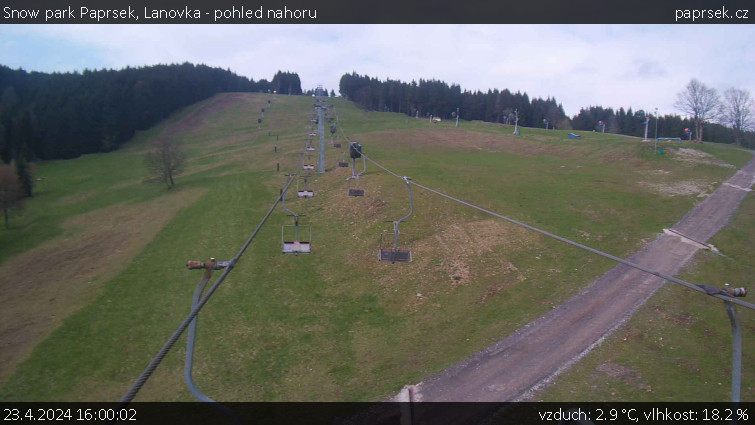 Snow park Paprsek - Lanovka - pohled nahoru - 23.4.2024 v 16:00