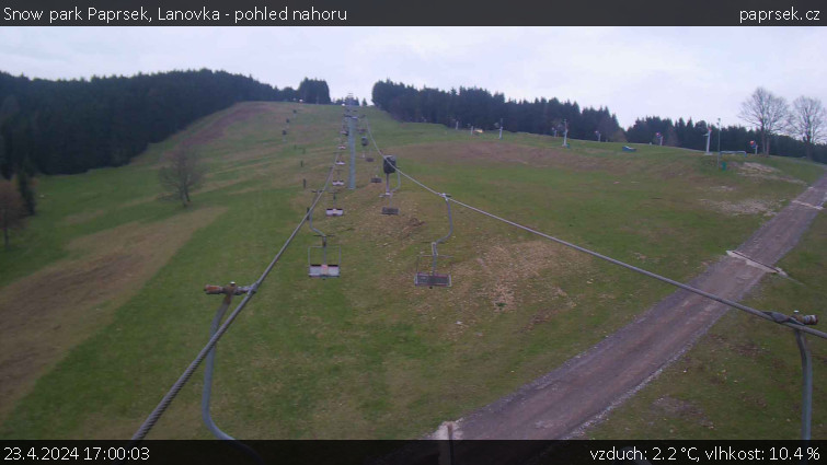 Snow park Paprsek - Lanovka - pohled nahoru - 23.4.2024 v 17:00