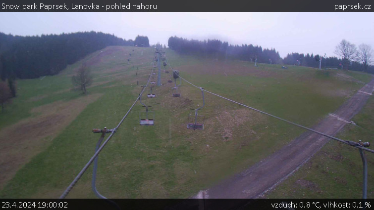 Snow park Paprsek - Lanovka - pohled nahoru - 23.4.2024 v 19:00
