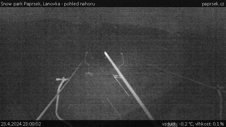 Snow park Paprsek - Lanovka - pohled nahoru - 23.4.2024 v 23:00