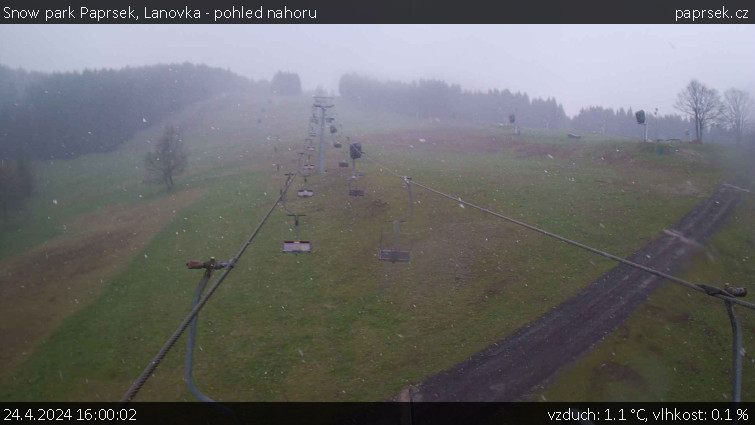 Snow park Paprsek - Lanovka - pohled nahoru - 24.4.2024 v 16:00