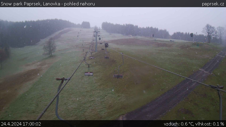 Snow park Paprsek - Lanovka - pohled nahoru - 24.4.2024 v 17:00