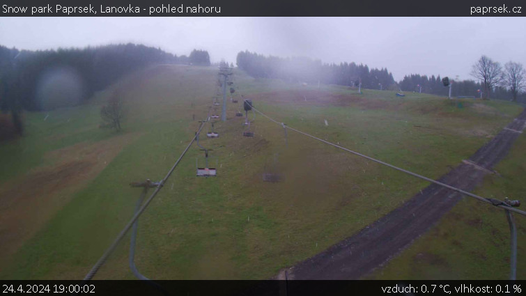 Snow park Paprsek - Lanovka - pohled nahoru - 24.4.2024 v 19:00