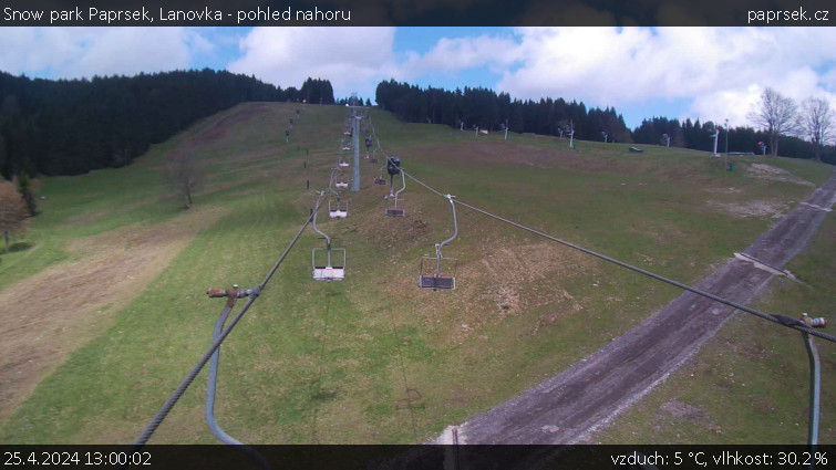 Snow park Paprsek - Lanovka - pohled nahoru - 25.4.2024 v 13:00