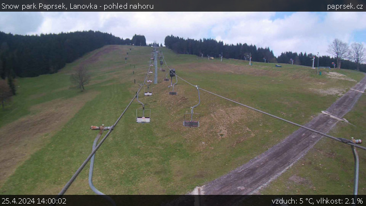 Snow park Paprsek - Lanovka - pohled nahoru - 25.4.2024 v 14:00