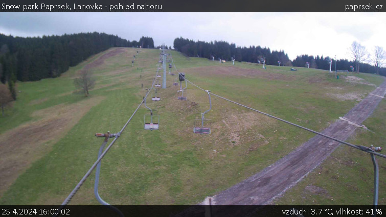 Snow park Paprsek - Lanovka - pohled nahoru - 25.4.2024 v 16:00