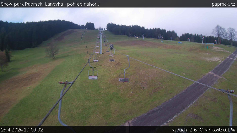 Snow park Paprsek - Lanovka - pohled nahoru - 25.4.2024 v 17:00