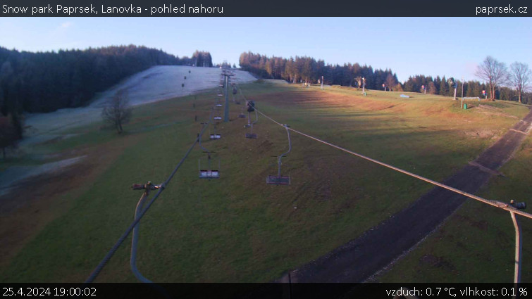 Snow park Paprsek - Lanovka - pohled nahoru - 25.4.2024 v 19:00