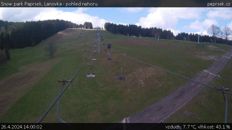 Snow park Paprsek - Lanovka - pohled nahoru - 26.4.2024 v 14:00
