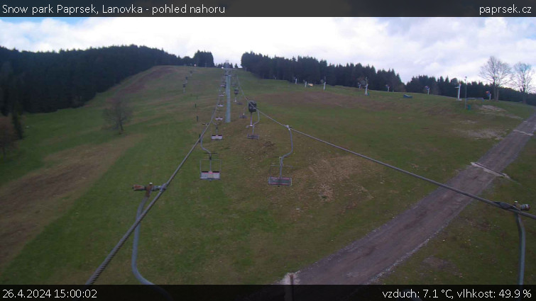 Snow park Paprsek - Lanovka - pohled nahoru - 26.4.2024 v 15:00