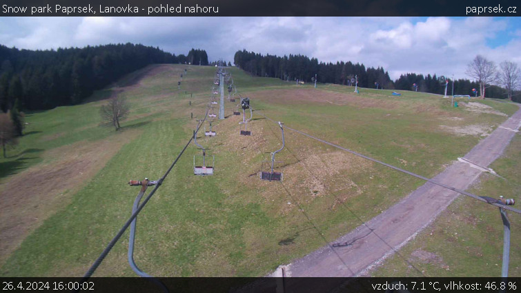 Snow park Paprsek - Lanovka - pohled nahoru - 26.4.2024 v 16:00