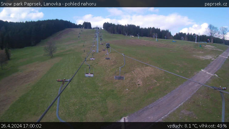 Snow park Paprsek - Lanovka - pohled nahoru - 26.4.2024 v 17:00