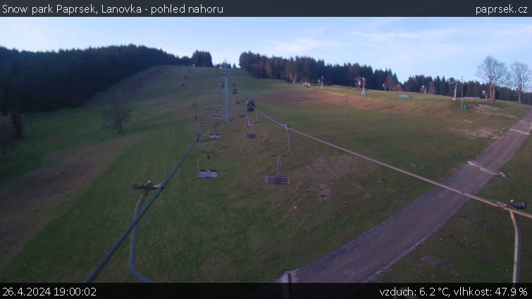 Snow park Paprsek - Lanovka - pohled nahoru - 26.4.2024 v 19:00