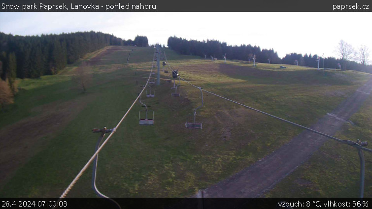 Snow park Paprsek - Lanovka - pohled nahoru - 28.4.2024 v 07:00