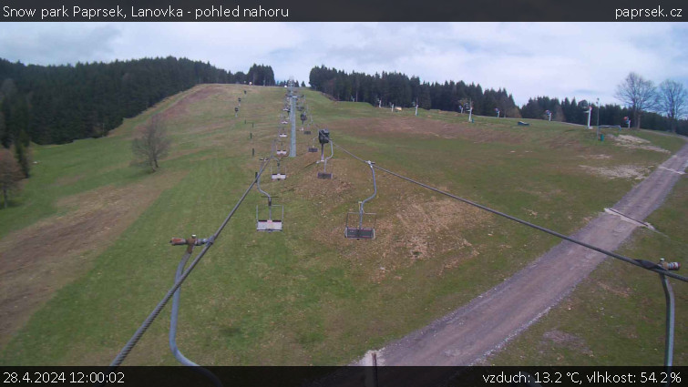 Snow park Paprsek - Lanovka - pohled nahoru - 28.4.2024 v 12:00