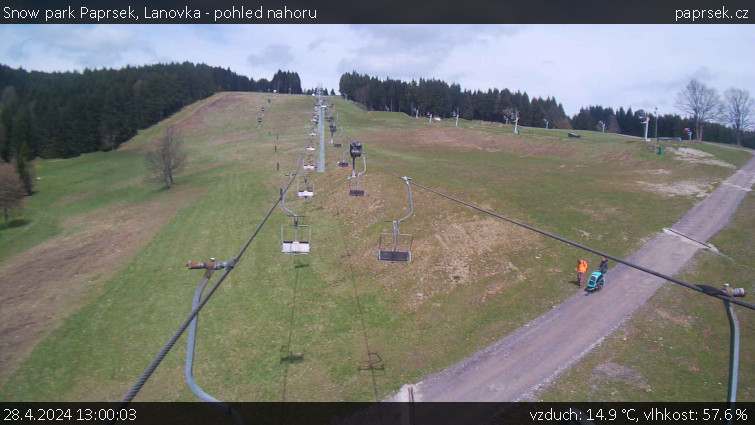 Snow park Paprsek - Lanovka - pohled nahoru - 28.4.2024 v 13:00