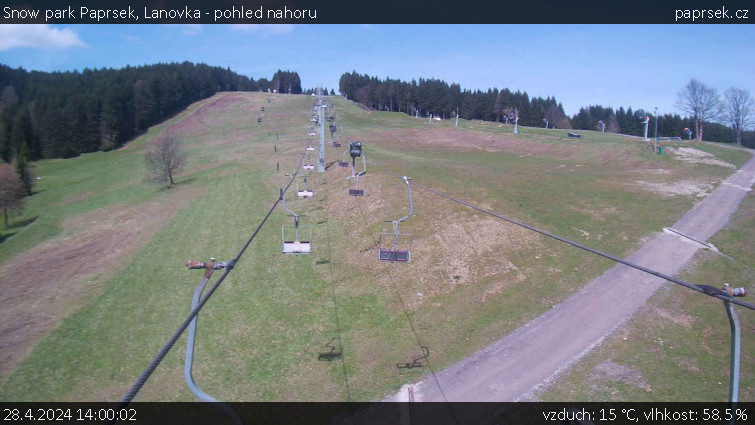 Snow park Paprsek - Lanovka - pohled nahoru - 28.4.2024 v 14:00