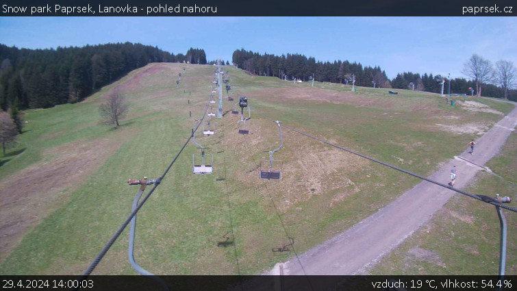 Snow park Paprsek - Lanovka - pohled nahoru - 29.4.2024 v 14:00
