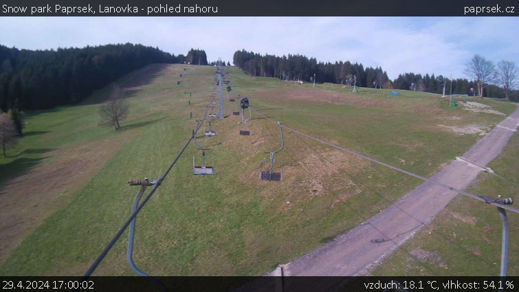 Snow park Paprsek - Lanovka - pohled nahoru - 29.4.2024 v 17:00
