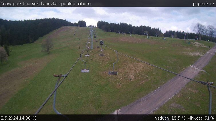 Snow park Paprsek - Lanovka - pohled nahoru - 2.5.2024 v 14:00