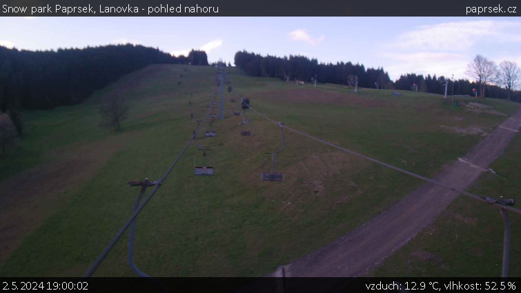 Snow park Paprsek - Lanovka - pohled nahoru - 2.5.2024 v 19:00