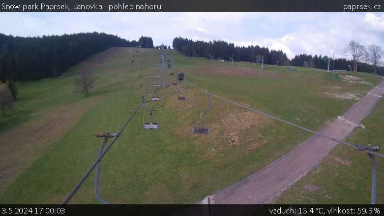 Snow park Paprsek - Lanovka - pohled nahoru - 3.5.2024 v 17:00