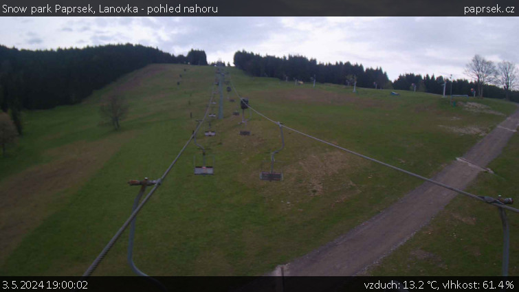 Snow park Paprsek - Lanovka - pohled nahoru - 3.5.2024 v 19:00