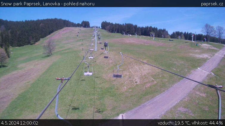 Snow park Paprsek - Lanovka - pohled nahoru - 4.5.2024 v 12:00
