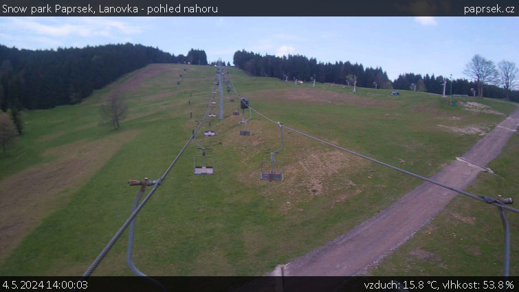 Snow park Paprsek - Lanovka - pohled nahoru - 4.5.2024 v 14:00