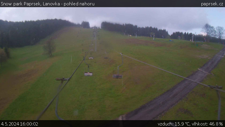 Snow park Paprsek - Lanovka - pohled nahoru - 4.5.2024 v 16:00