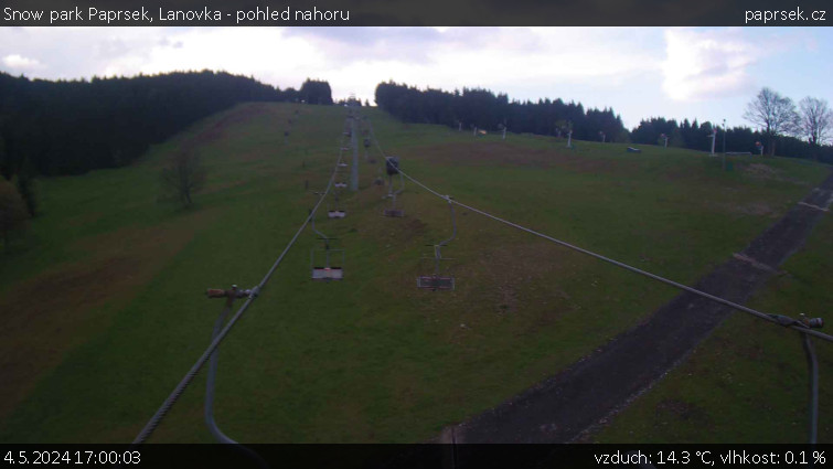 Snow park Paprsek - Lanovka - pohled nahoru - 4.5.2024 v 17:00