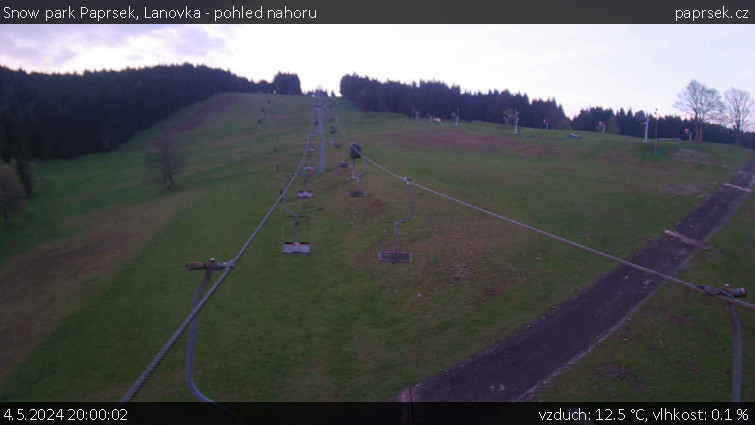 Snow park Paprsek - Lanovka - pohled nahoru - 4.5.2024 v 20:00