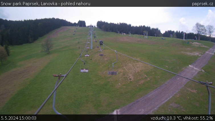 Snow park Paprsek - Lanovka - pohled nahoru - 5.5.2024 v 15:00