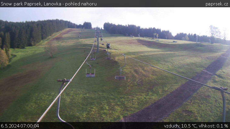 Snow park Paprsek - Lanovka - pohled nahoru - 6.5.2024 v 07:00
