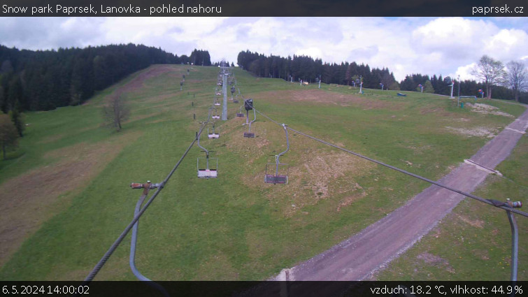 Snow park Paprsek - Lanovka - pohled nahoru - 6.5.2024 v 14:00